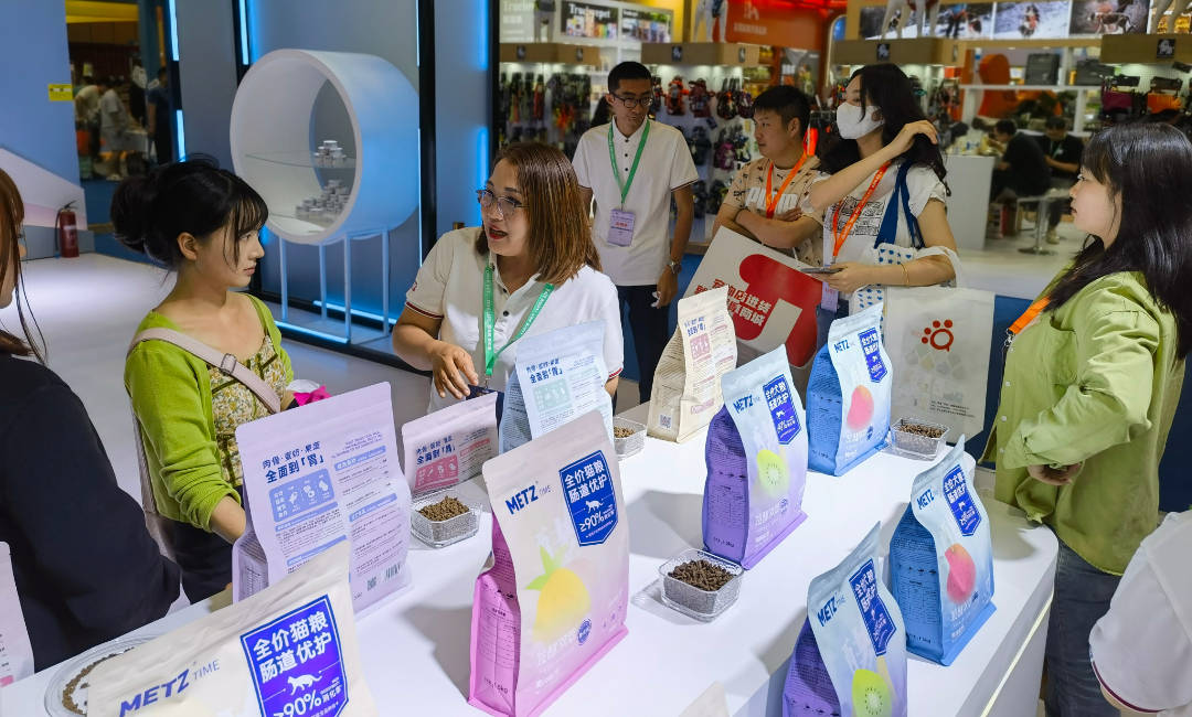 合影留念既要美貌 又要营养自发的"带盐"人天一·成都宠物展天府之国