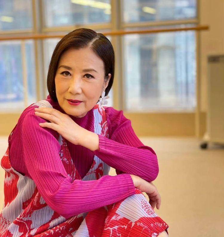 港星汪明荃近况曝光,74岁穿高跟鞋化浓妆,向粉丝透露保养秘诀_罗家英