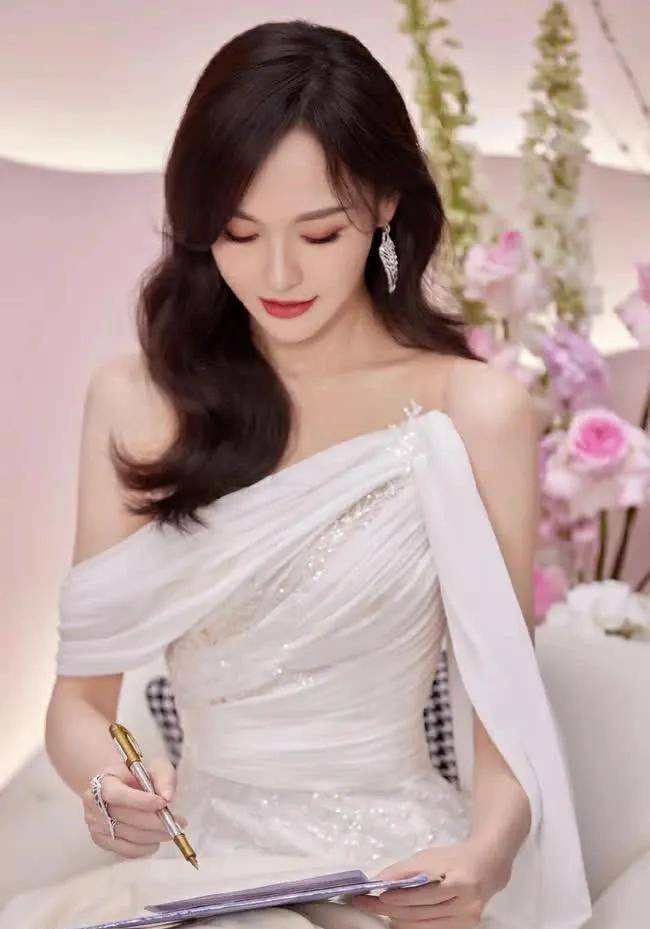 唐嫣迟到微博晚会后,掩面躲避媒体,直接辱骂娱乐圈大佬_活动_唐燕