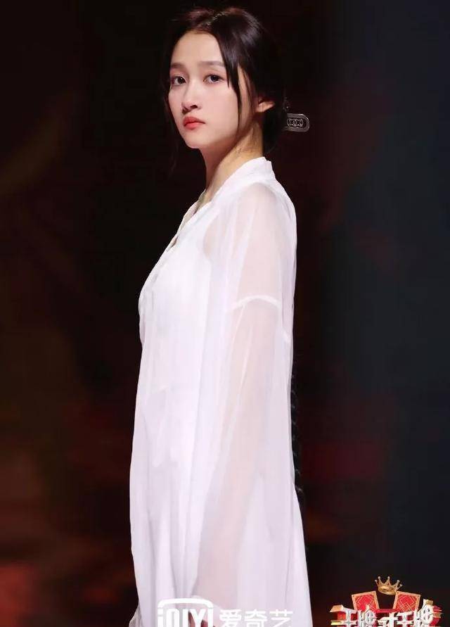 给关晓彤的造型师加鸡腿!这几套造型简直太美了_风格_少女_旗袍