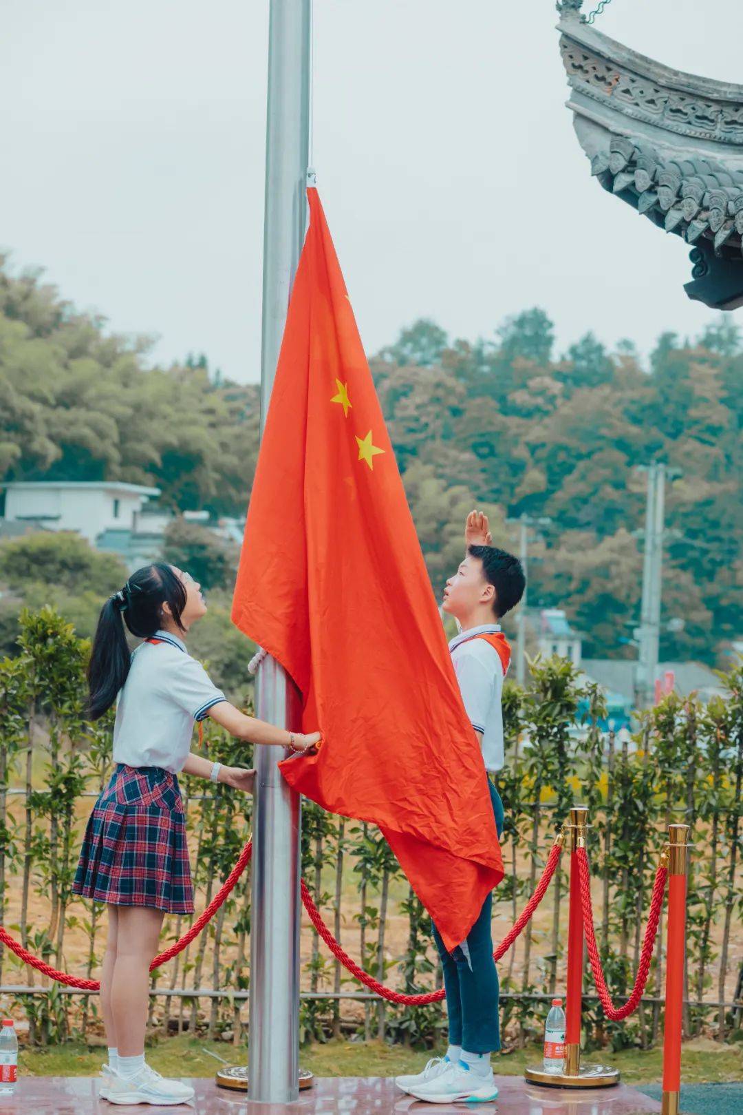 在国歌中国旗下起身敬礼清澈的爱献给最伟大的祖国