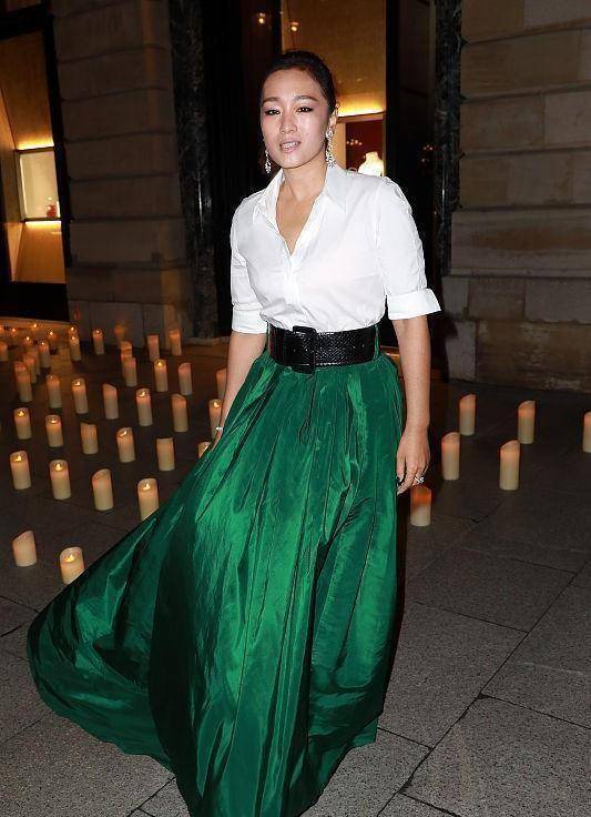 发福的巩俐气质还是很好,吊带礼服造型自信十足,手臂线条够真实_浅色