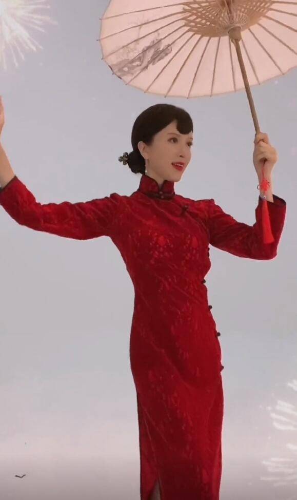 06盘发 油纸伞修饰新作用金巧巧的旗袍整体比较传统,款式和元素比较