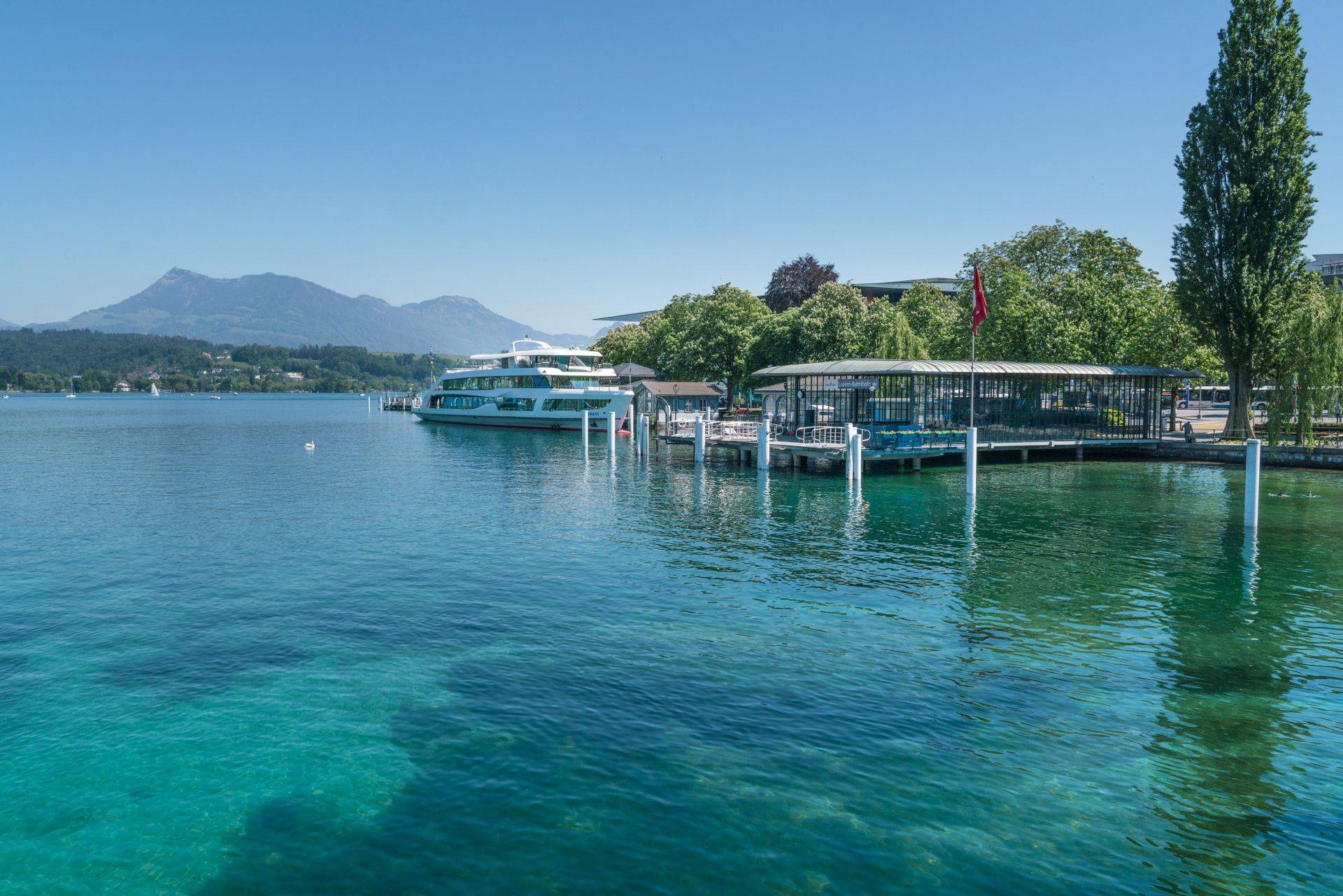 盧塞恩湖(lake lucerne)是瑞士的第四大湖泊,以美麗的風景,遊船觀光