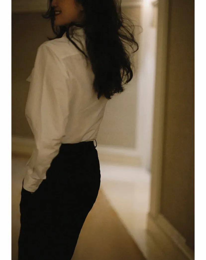 白衬衫 黑裤子穿出高级大气,41岁的她真迷人_宋佳_女性_魅力