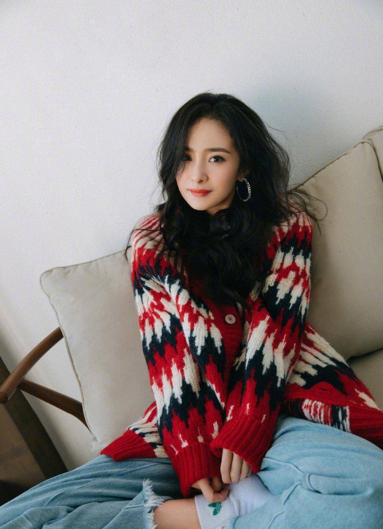 还是杨幂会玩,红色毛衣搭白t恤活力十足,少女气息越来越有内味_牛仔裤