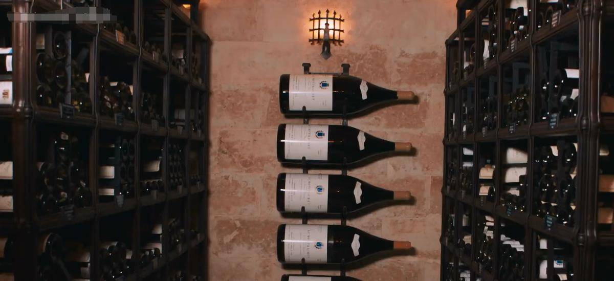 鲁迪卖出了整整3500万美元的葡萄酒,其中包括很多古老年份的红酒