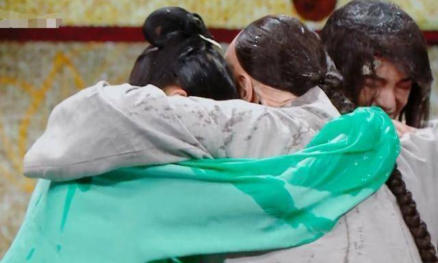 关晓彤遇泼水惩罚,妆容衣服被冲湿,沈腾的反应才是对妹妹的尊重