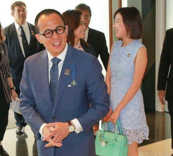 郭嘉文与异性举止亲密,单独上山看日落,疑似叫板李泽楷力捧新人_男子