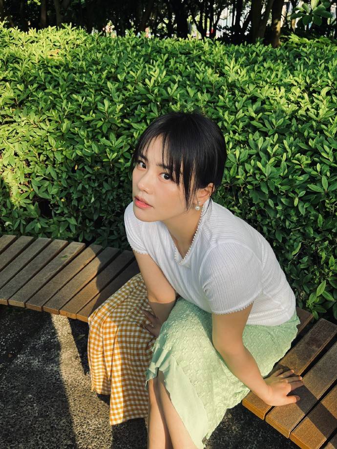 马思纯的多巴胺穿搭好美!