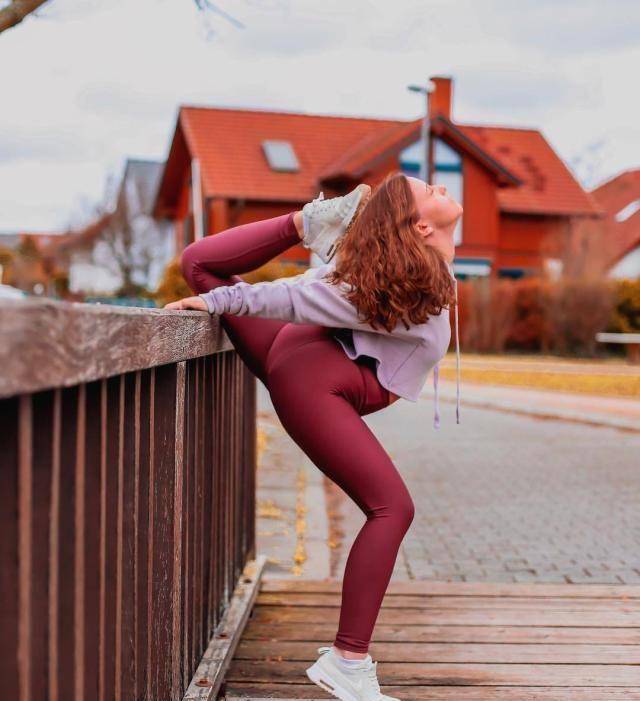 海清现身《小欢喜》发布会,黑白撞色穿搭,女强人的干练风采满分_瑜伽