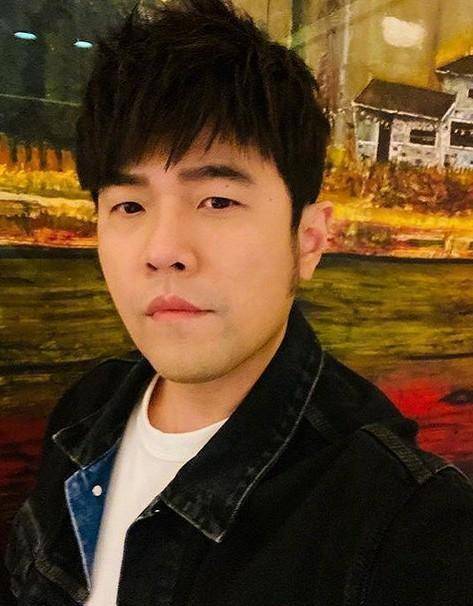 刮胡子堪比"换脸",41岁周杰伦嫩回20岁,网友称他撞脸了陈赫!