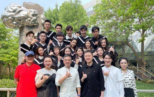 关晓彤高清毕业照,站c位比剪刀手青春养眼,周也不舍同学抹眼泪_镜头