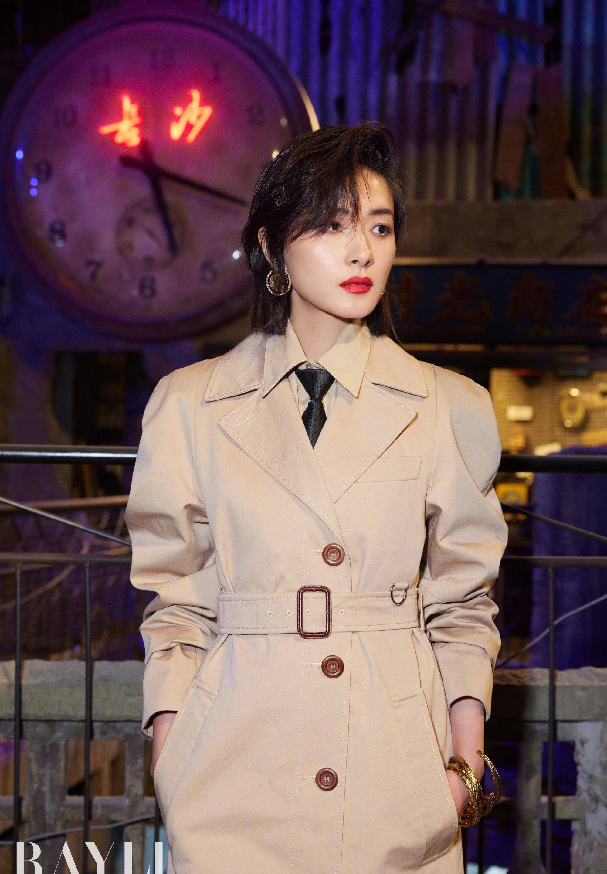 万茜老复古长沙片帅气又飒,红唇短发,v领长裙可爱惹人讨厌_万茜登_很