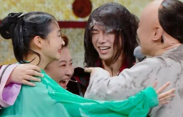 关晓彤被泼冷水全身湿透,所有嘉宾笑声一片,唯有她上前替她遮挡_贾玲