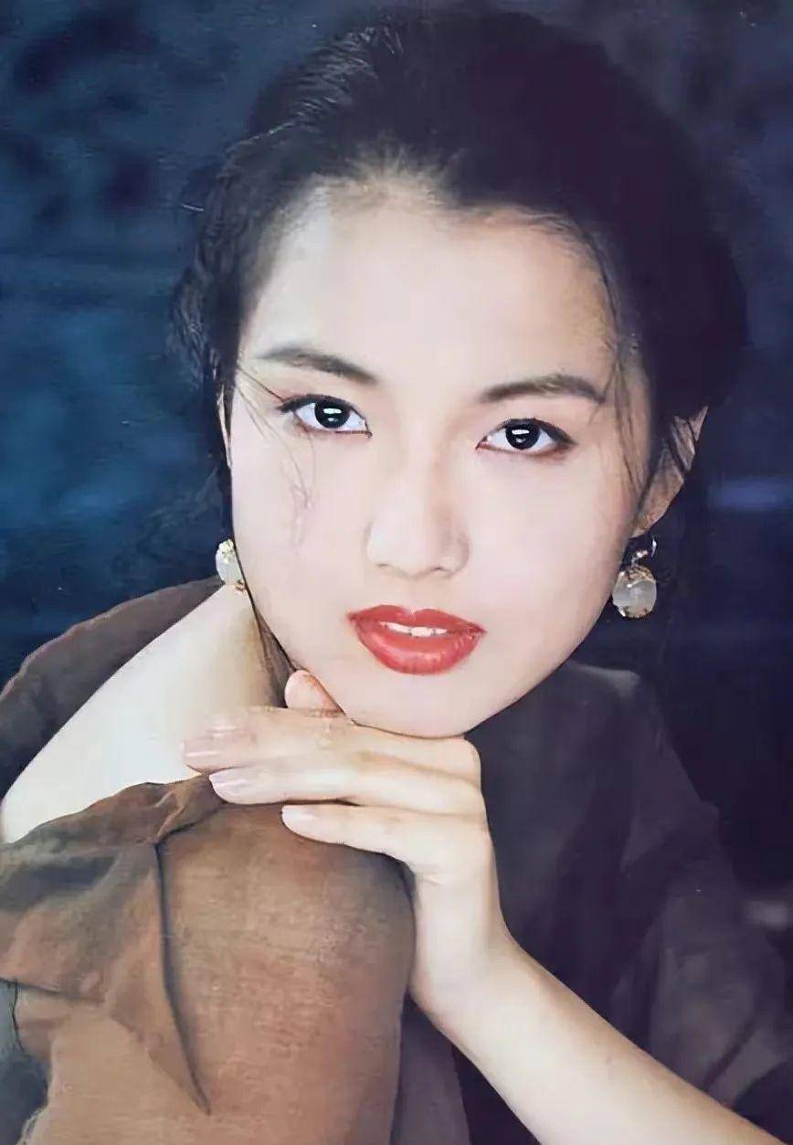 时尚没底线,露臀时尚,羽毛遮身材,51岁瘦成纸片人_许志安_刘德华_体重