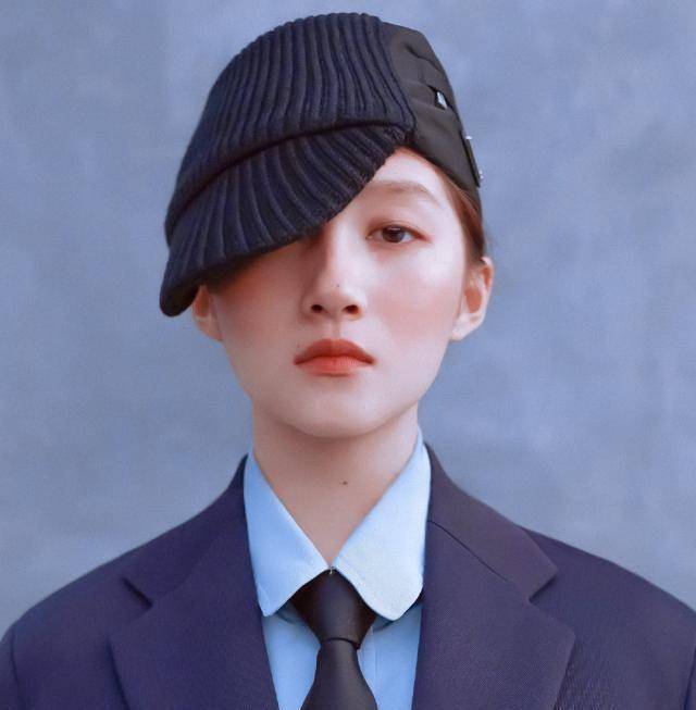 关晓彤大胆复古男装,造型另类,玩出时装新高度!_鞋子_时尚_工装裤