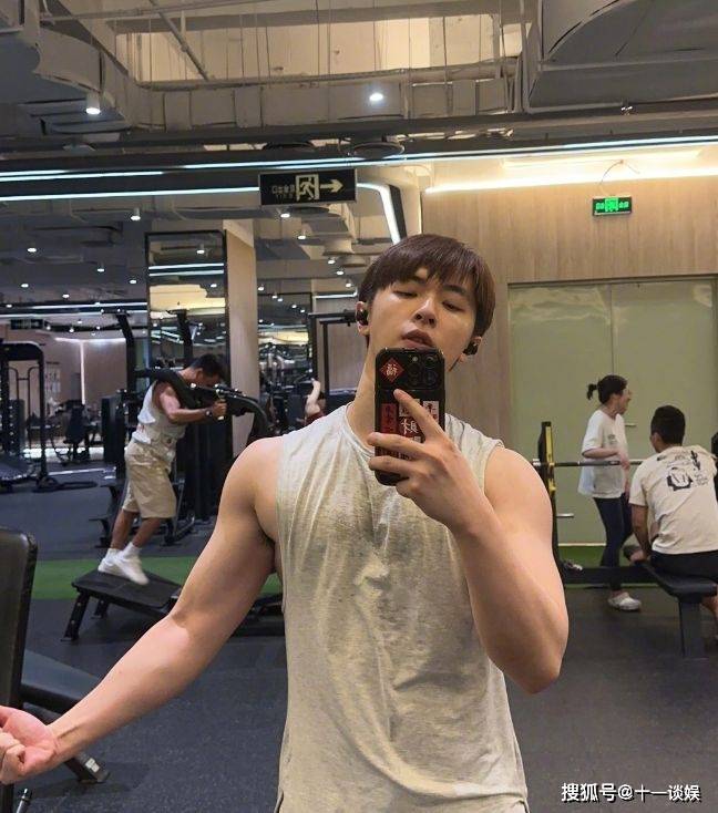 能够看到,六块腹肌非常明显,胸肌也很发达,可见张逸杰是一位非常自律