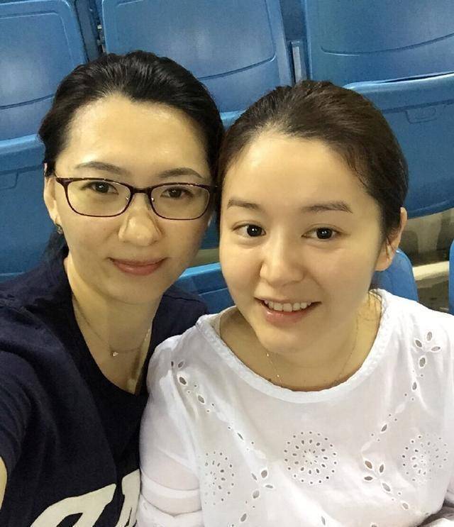 这张照片中的柏雪,自拍也非常清纯.皮肤好的爆炸,眼神清澈动人.