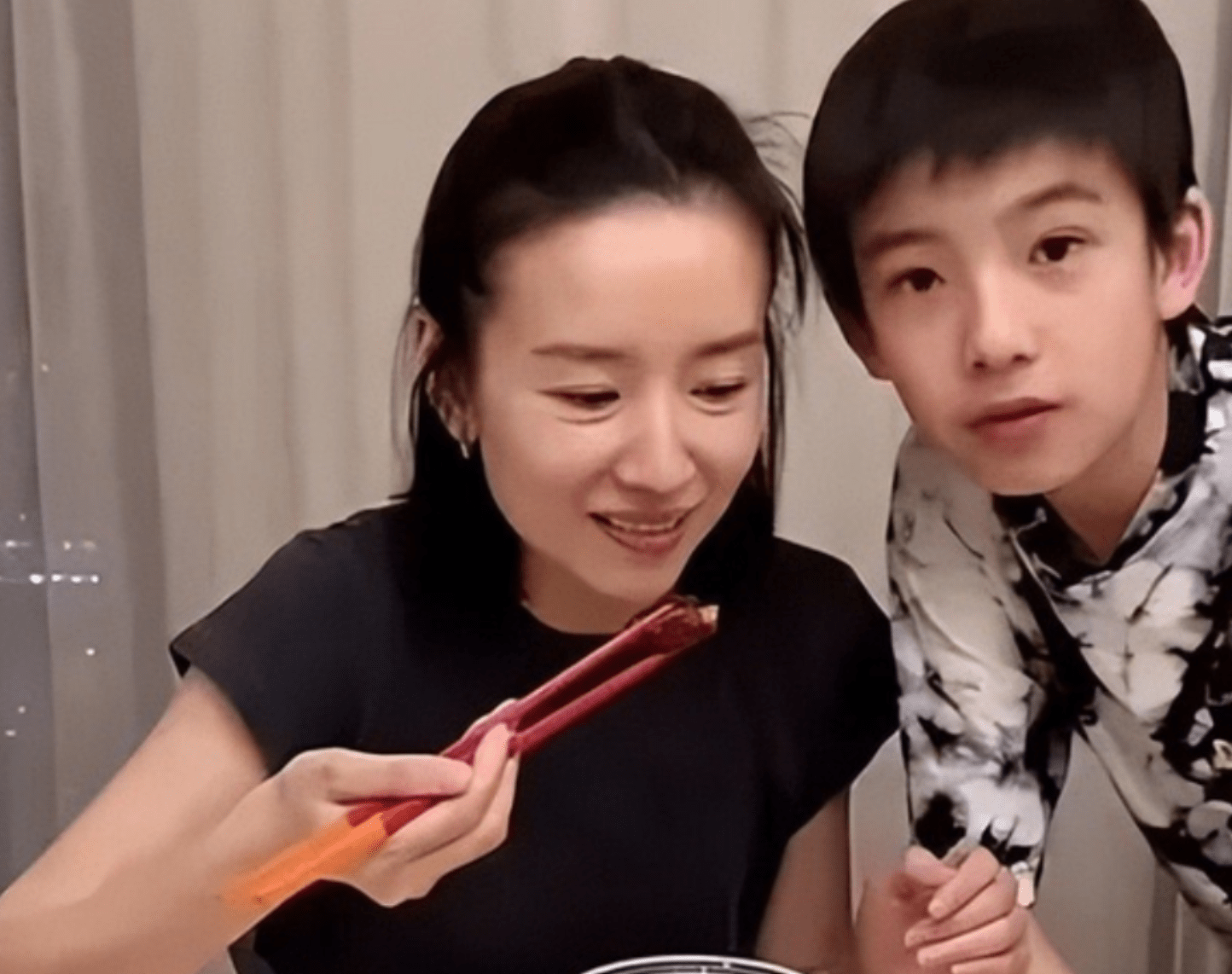 董洁素颜买菜无人识！瘦成纸片人身材无曲线，生图曝光满脸憔悴-董洁什么
