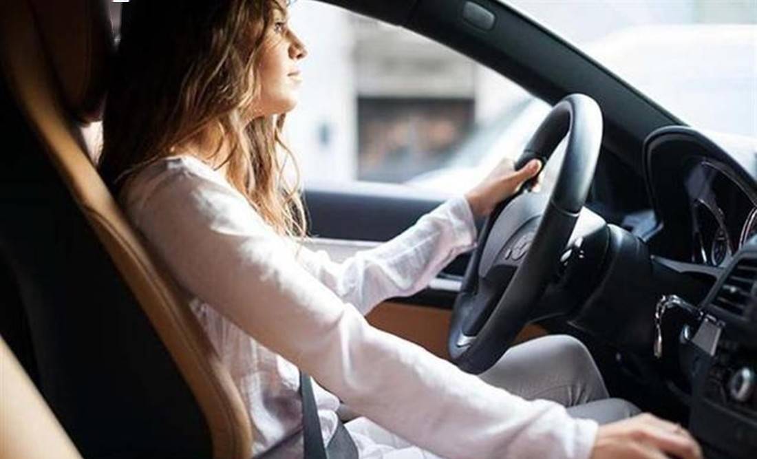 原创                手动挡汽车减速，究竟是先踩离合器还是先刹车？顺序搞错很伤车！-手动挡减速时先踩离合器还是刹车