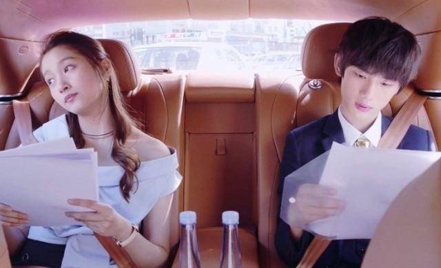 关晓彤太偏心,为了让丁程鑫赢不惜闭麦,还当着镜头帮他整理衣服_姐弟