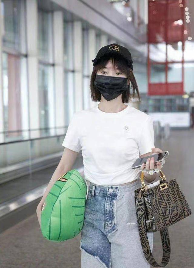 还是毛晓彤会玩,穿"双拼运动裤"走机场,不露肤打扮都焦点十足_款式