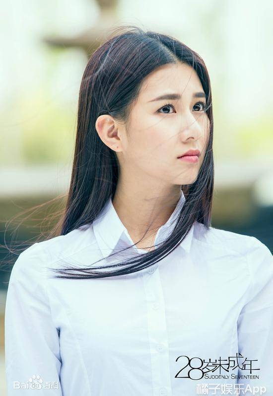 还记得《微微一笑很倾城》里的小雨妖妖吗?她现在长这样啦!
