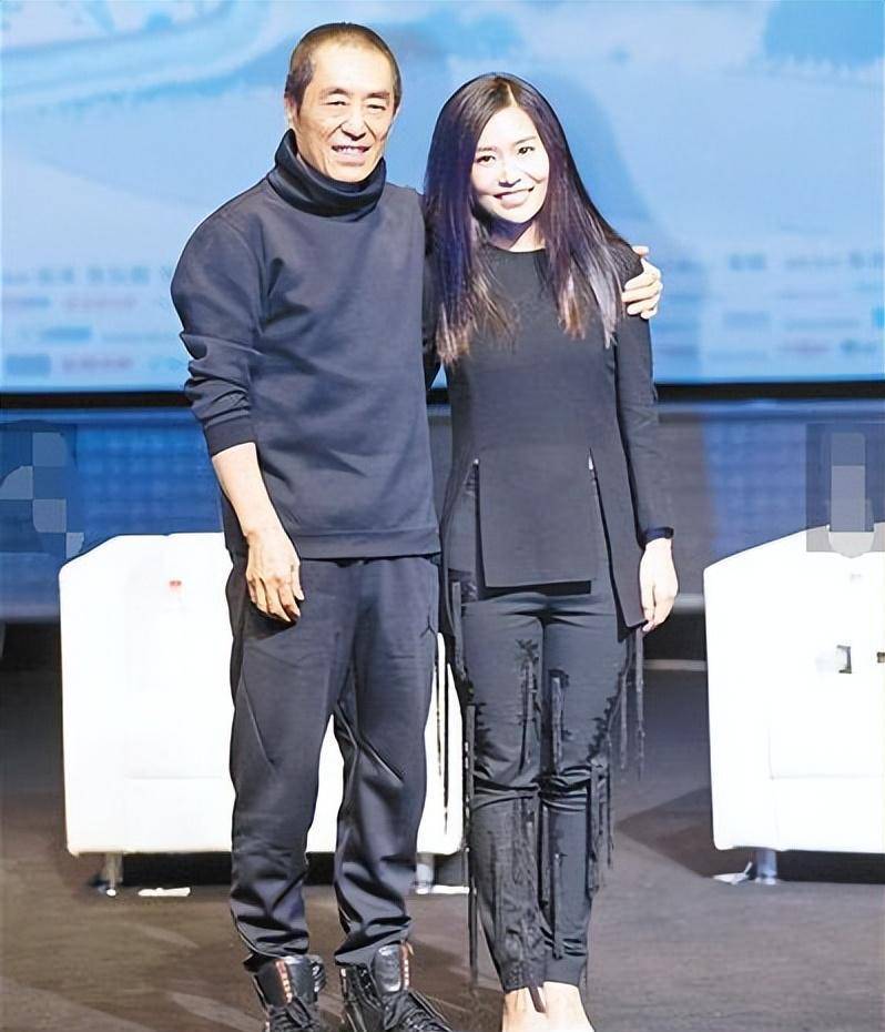 但是她也从未说过张艺谋一句不是,顶着张艺谋前妻的名头,肖华的生活不