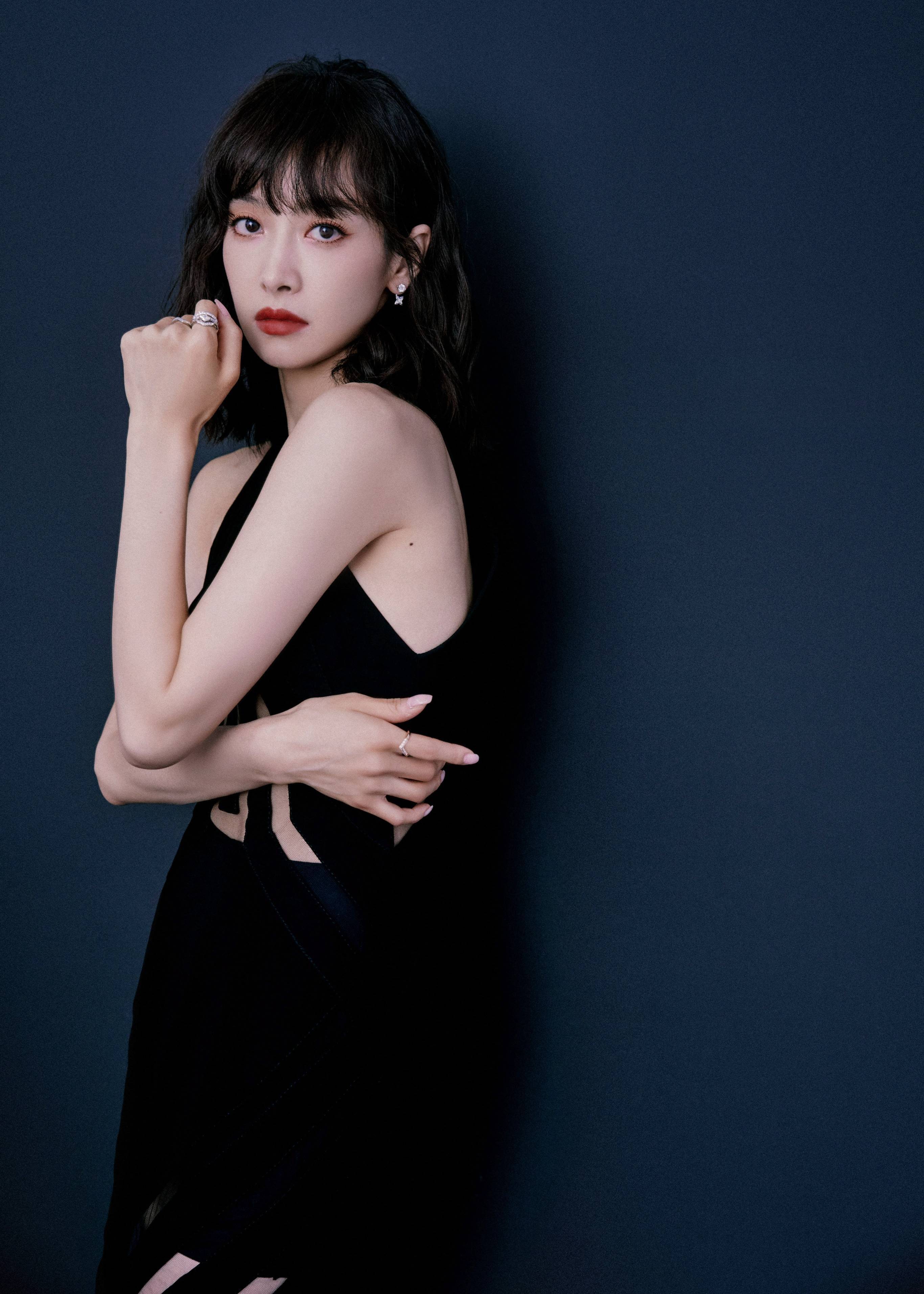 宋茜黑色镂空连衣裙性感写真_身材_网友_衣架子