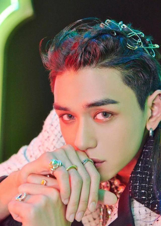 黄旭熙事件后,粉丝表示黄旭熙踢伤边伯贤至今未道歉,细节见人品_网友