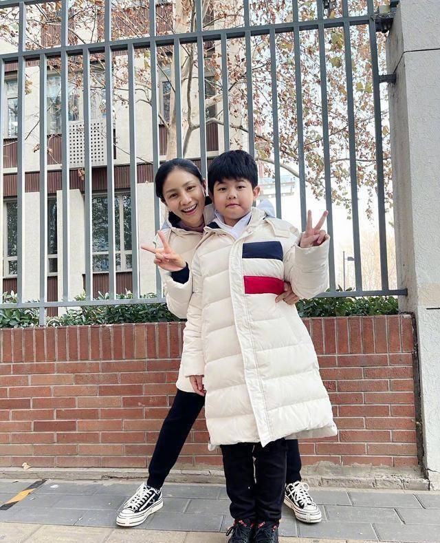 6岁小鱼儿发型凌乱发量惊人_照片_沙溢_妈妈