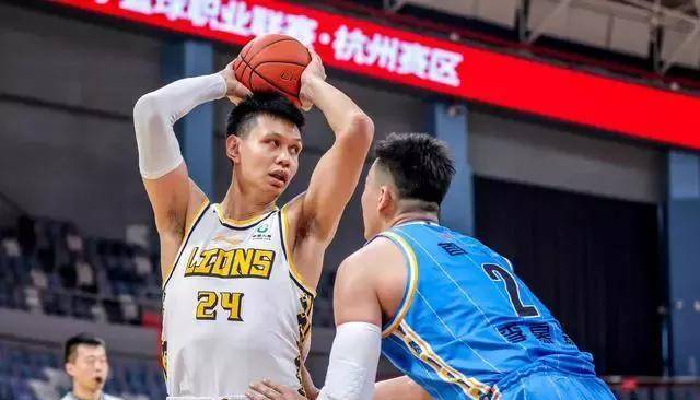 许钟豪正式与广厦男篮续约,虽然不是新鲜人,但在联盟中也是一名优质