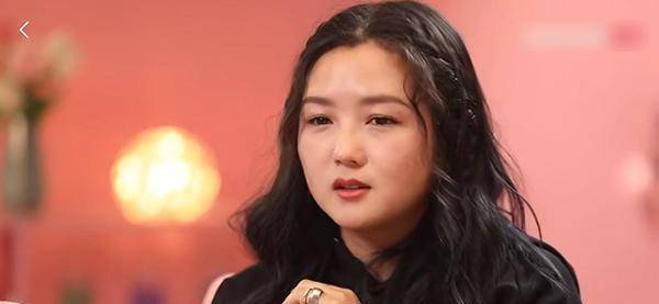 何洁称怀第三胎时妈妈被气疯,哽咽含泪:我预感我的日子不会好过_风暴