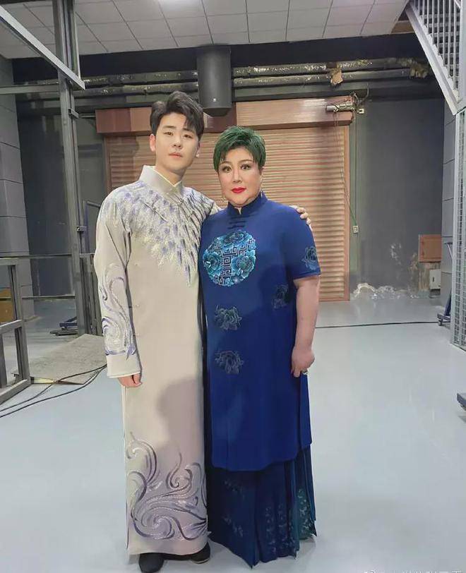 郭德纲老婆演出,染绿头发容貌大变,郭麒麟忙叫妈弯腰递水_表演_王惠