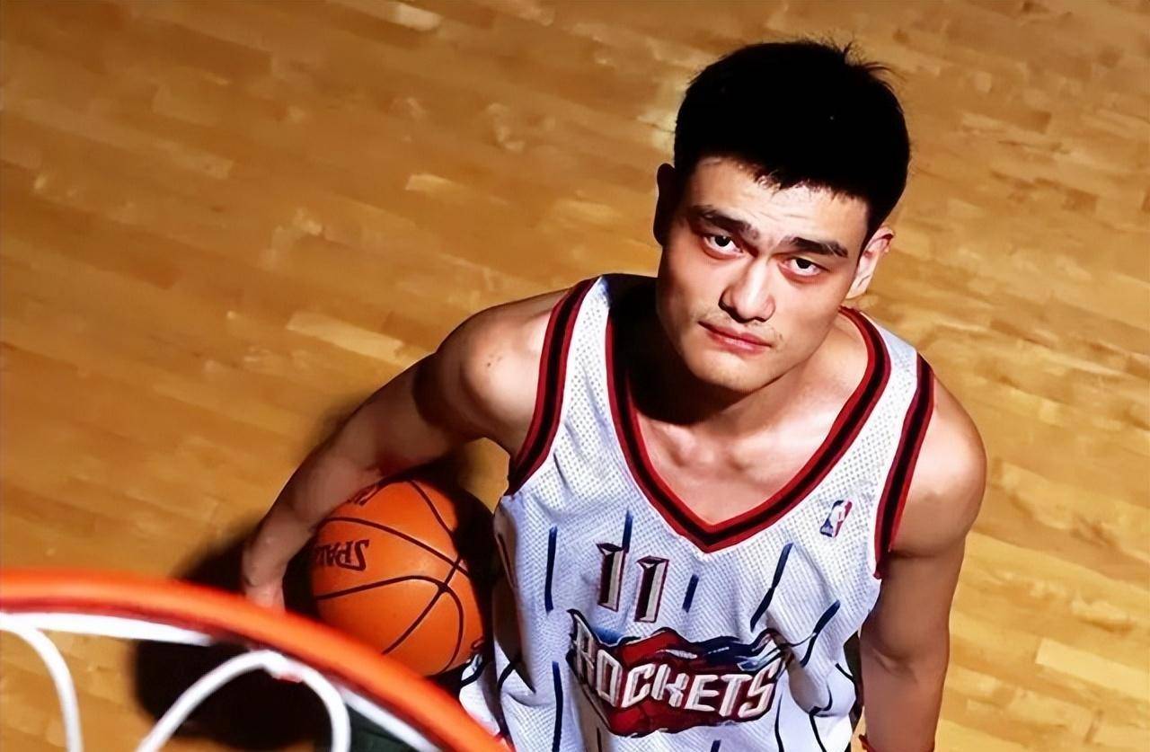 此时的姚明已经在nba征战数年,是休斯顿火箭队的主要支柱.
