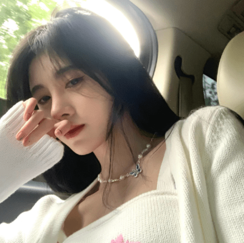 鞠婧祎玩手机"大佬坐姿"抢镜,站电线杆前面拍照,这腿长我没看错?