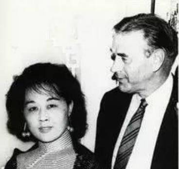 1963年,他有精神病妻,她被丈夫抛弃,8年后在一起24个国家称赞_聂华苓