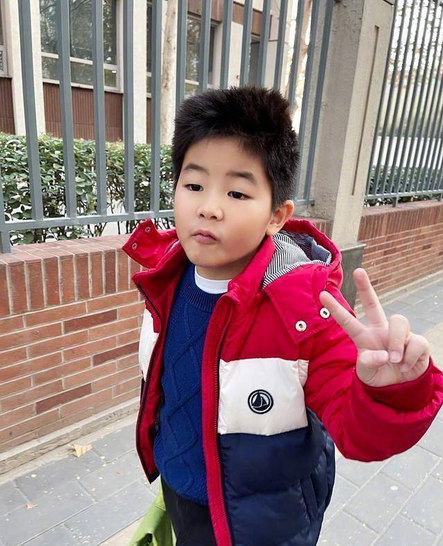 6岁小鱼儿发型凌乱发量惊人_照片_沙溢_妈妈