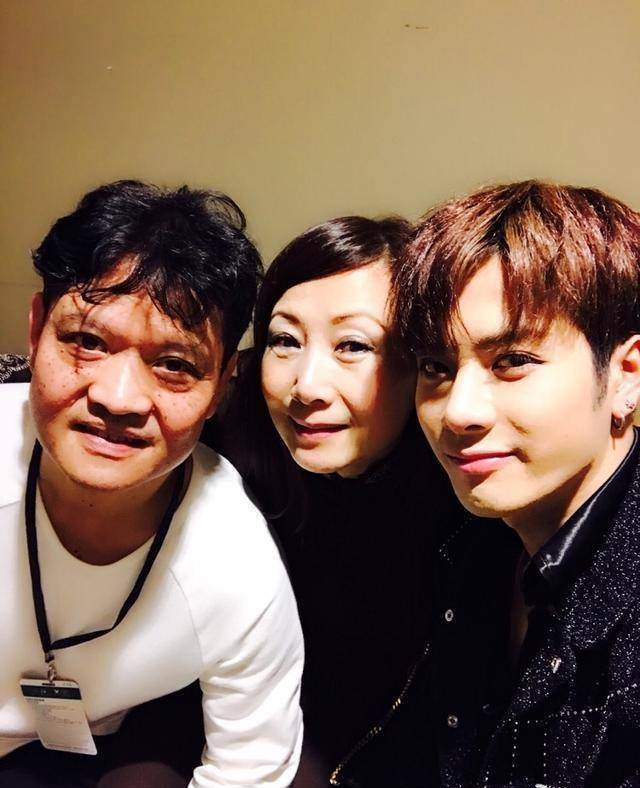 王嘉尔的父亲曾是中国著名的剑客以及香港前击剑队总教练王锐基,母亲