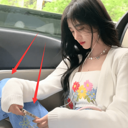 鞠婧祎玩手机"大佬坐姿"抢镜,站电线杆前面拍照,这腿长我没看错?