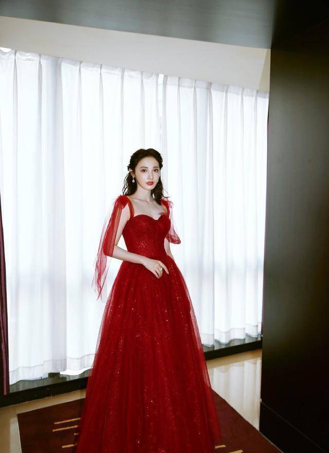 红色吊带纱裙简直太美了,沈梦辰彭小苒明艳动人,章若楠甜美吸睛_少女