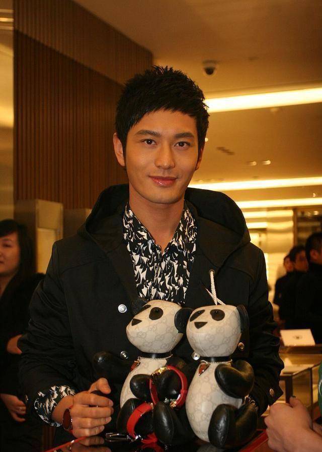 《北京欢迎你》等一系列音乐作品的推出,人们也看到了黄晓明多才多艺