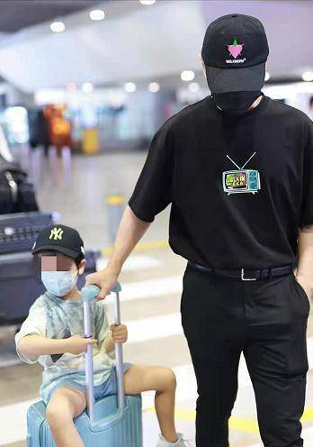 黄晓明带儿子现身机场,小海绵乖巧坐行李箱,父子俩同框画面温馨_baby