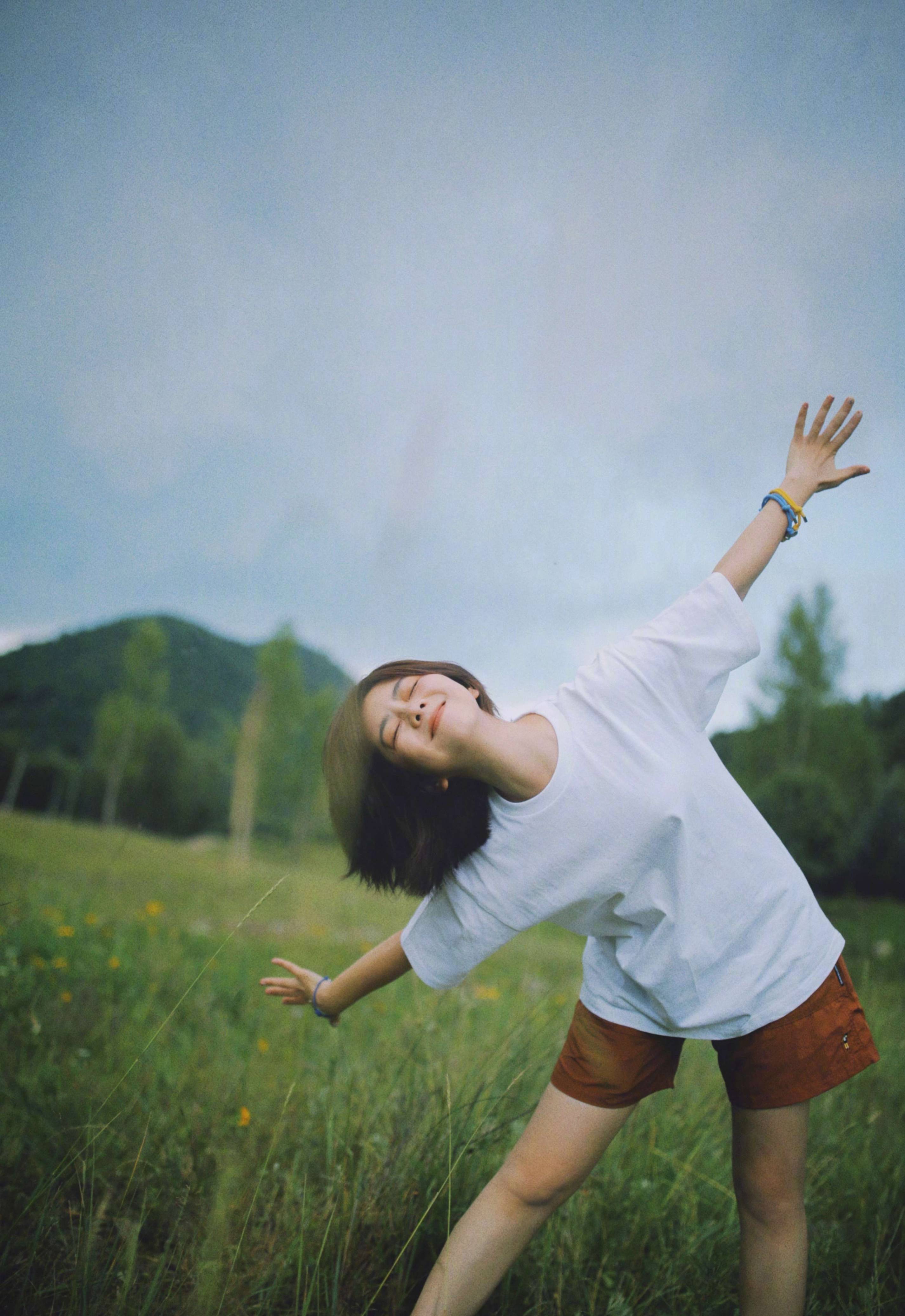 谭松韵白色t恤短裤生活风写真_短发_t恤_少女