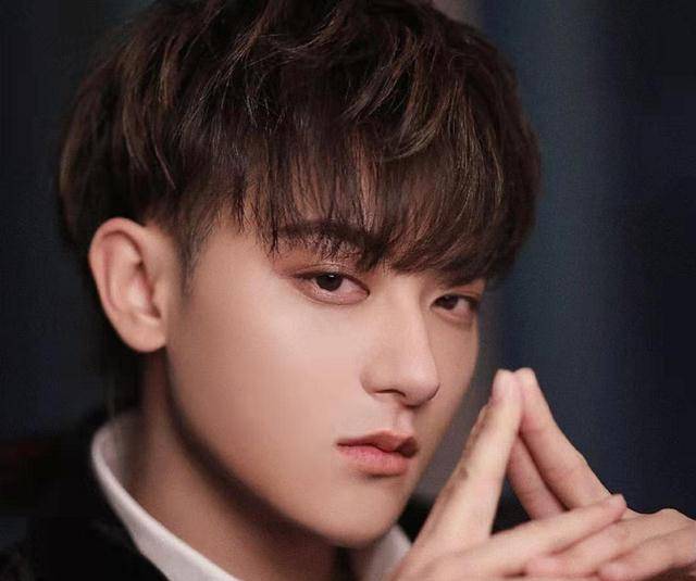 黄子韬:强忍智齿肿痛仍坚持登台献唱,忙里偷闲去医院"拔智齿"_折磨