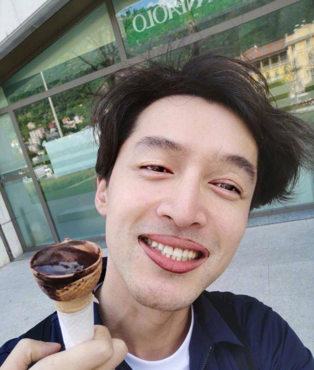 胡歌胡子拉碴变颓废大叔,废墟中优雅拍写真,文艺典雅男人味十足_感觉