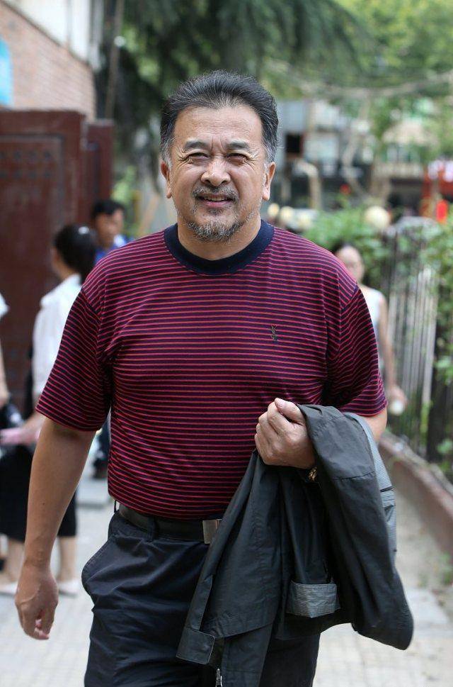 最近有关于黄宏的旅游照片传出,我们才发现,原来他已经59岁了,已经是