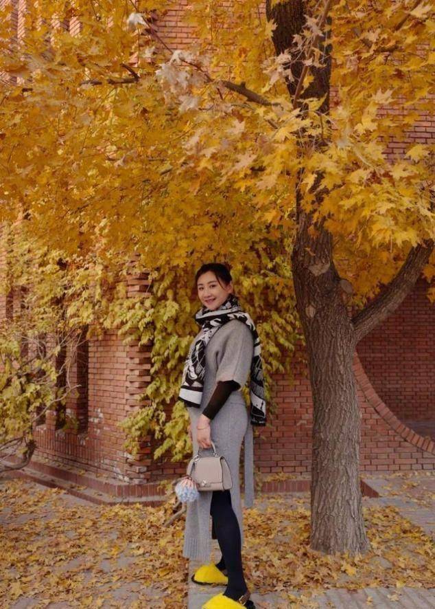 何雯娜为女儿庆满月,格子收腰装备显身材,嫁对了人果然不一样_梁超