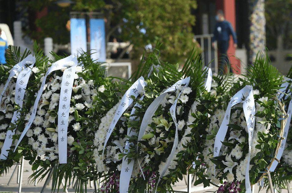 黄子韬父亲离世,追悼会从简举行,鹿晗等人送上白菊花圈以表哀思_爸爸